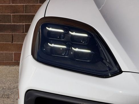 Used 2025 Porsche Cayenne image 12