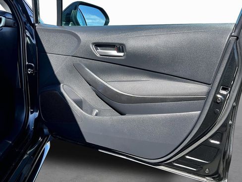 Used 2021 Toyota Corolla LE image 17