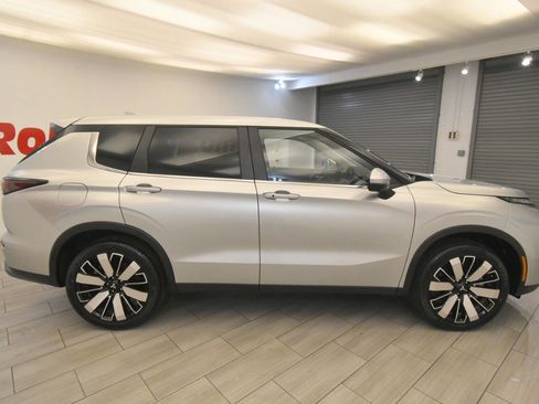 Used 2025 Mitsubishi Outlander SE image 6