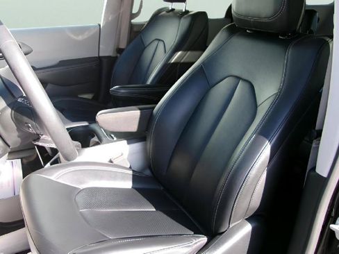 Used 2024 Chrysler Pacifica Touring-L FWD image 14
