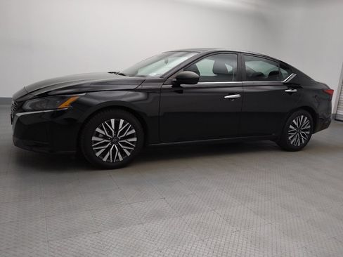 Used 2024 Nissan Altima 2.5 SV image 2