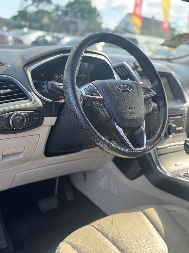 Used 2016 Ford Edge Titanium w/ Technology Package AWD/4WD image 11