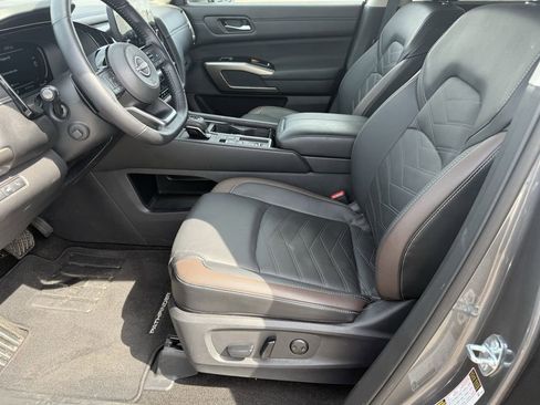 Used 2025 Nissan Pathfinder Platinum FWD image 12