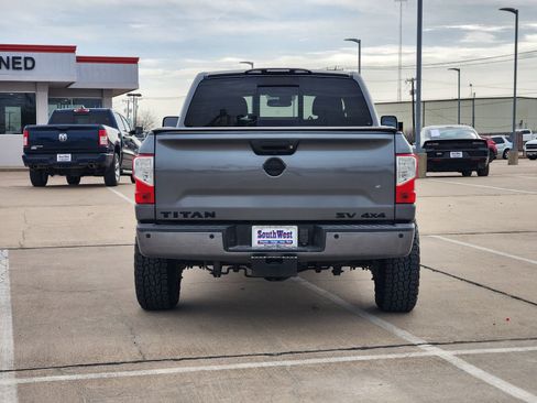 Used 2018 Nissan Titan SV w/ SV Convenience Package image 8