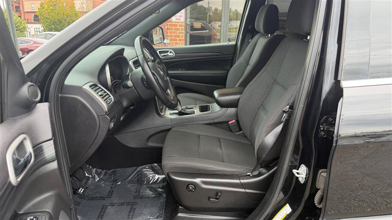 Used 2020 Jeep Grand Cherokee Laredo AWD/4WD image 25