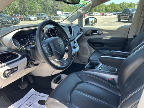 Used 2023 Chrysler Pacifica Touring-L FWD image 13