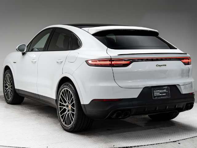 Certified 2023 Porsche Cayenne Platinum Edition AWD/4WD image 3