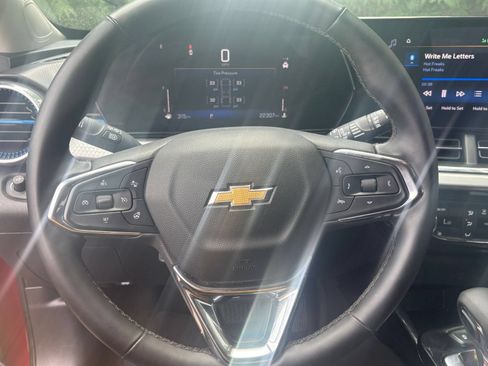 Used 2025 Chevrolet Trax LT w/ LT Convenience Package FWD image 24