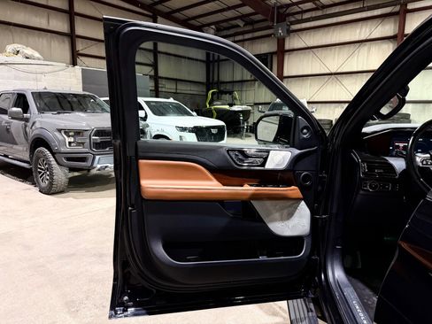 Used 2021 Lincoln Navigator L Reserve image 11