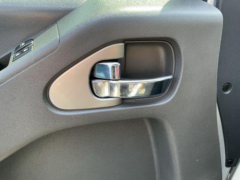Used 2018 Nissan Frontier SV RWD image 17