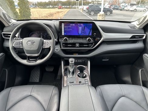 Certified 2025 Toyota Highlander Platinum image 34