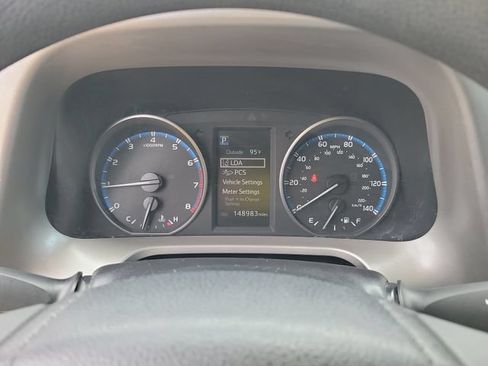 Used 2018 Toyota RAV4 LE FWD image 18