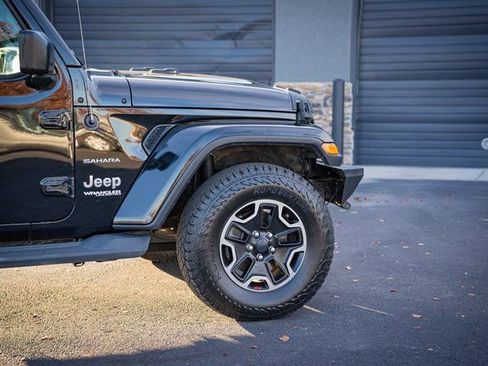 Used 2018 Jeep Wrangler Unlimited Sahara w/ Uconnect 4C Nav & Sound Group image 5