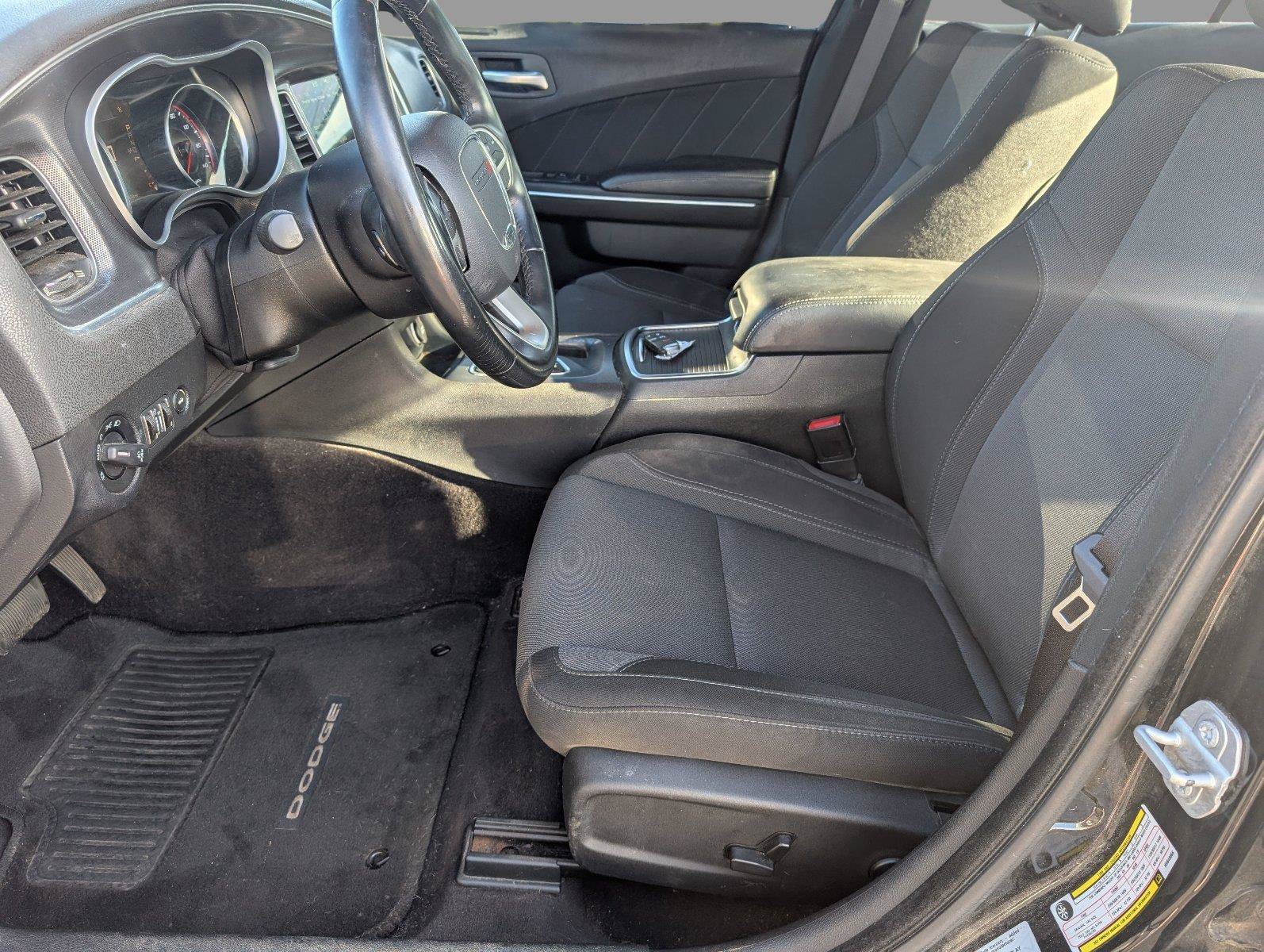 Used 2017 Dodge Charger SXT w/ Navigation & Travel Group RWD image 3