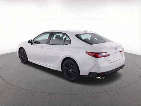 Used 2025 Toyota Camry SE image 4