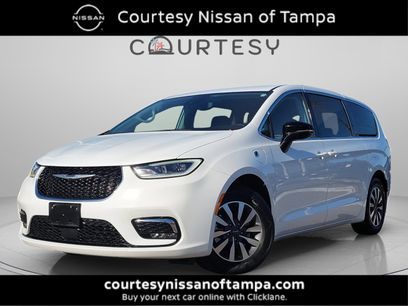 Used 2024 Chrysler Pacifica Select