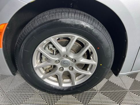 Used 2024 Chrysler Pacifica Touring-L image 11