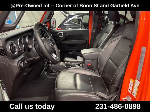Used 2018 Jeep Wrangler Unlimited Sahara AWD/4WD image 14