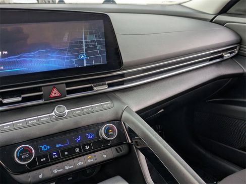 Used 2025 Hyundai Elantra SEL image 15