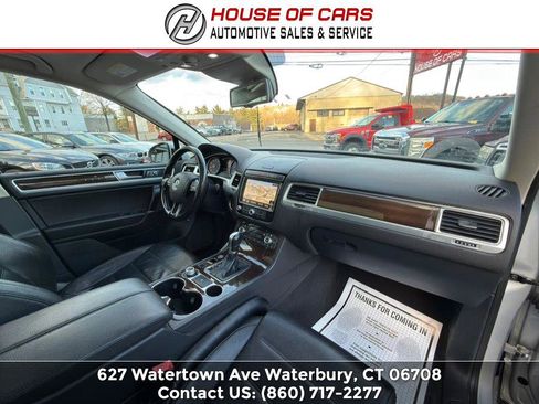 Used 2016 Volkswagen Touareg Sport image 34