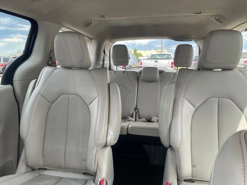 Used 2021 Chrysler Pacifica Touring-L FWD image 19
