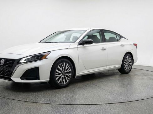 Used 2025 Nissan Altima 2.5 SV image 3