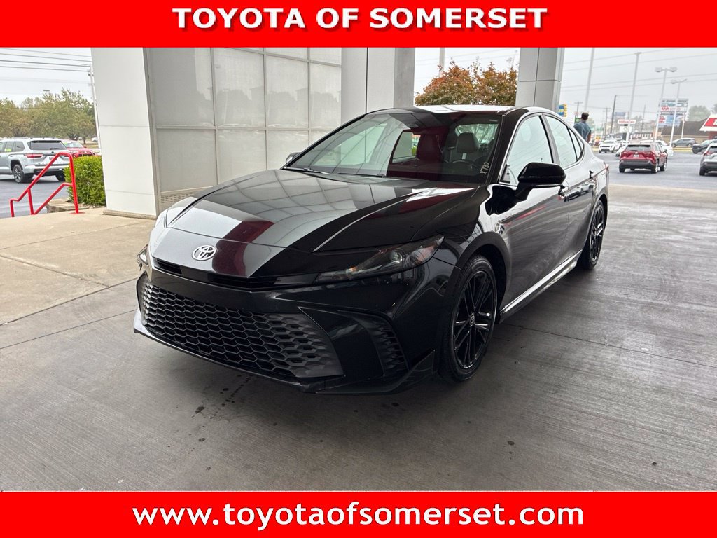 Used 2025 Toyota Camry SE FWD image 1