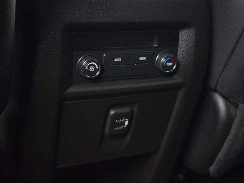 Used 2023 Chevrolet Traverse LT FWD image 11