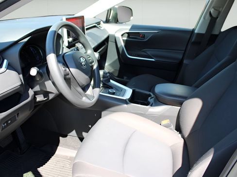 Used 2025 Toyota RAV4 LE AWD/4WD image 9