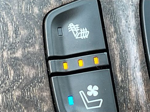 Used 2022 GMC Acadia Denali w/ Black Diamond Edition image 21