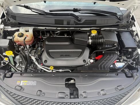 Used 2022 Chrysler Voyager LX FWD image 18