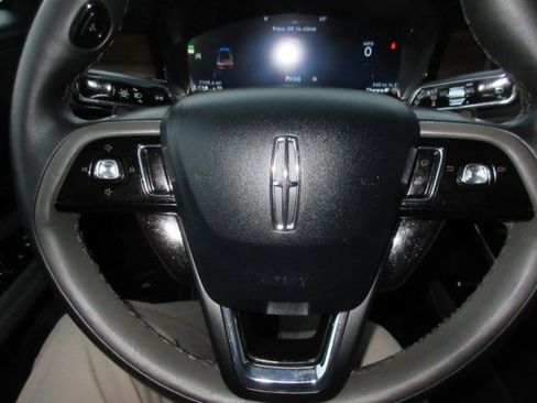 Used 2025 Lincoln Corsair Reserve image 29