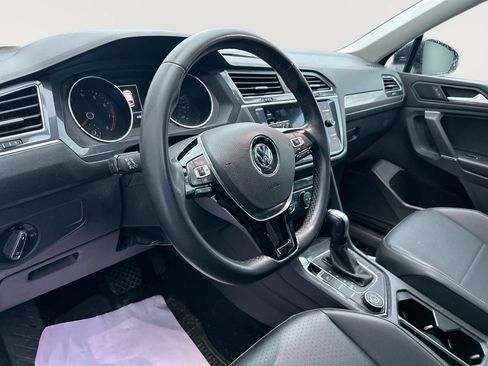 Used 2020 Volkswagen Tiguan SE w/ Panoramic Sunroof Package AWD/4WD image 14