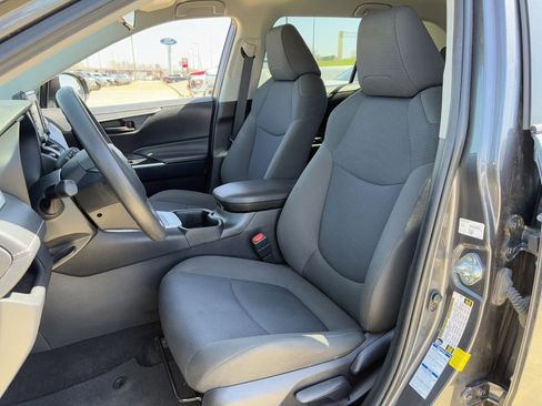 Used 2022 Toyota RAV4 LE image 25