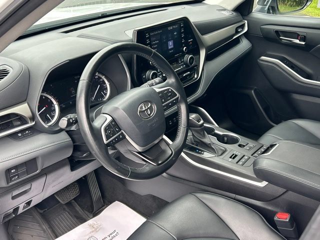 Used 2022 Toyota Highlander XLE AWD/4WD image 22