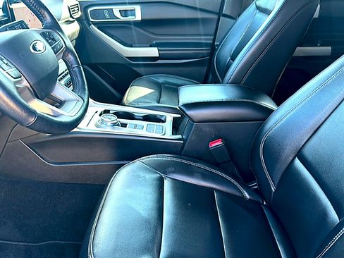 Used 2021 Ford Explorer XLT w/ Equipment Group 202A image 13