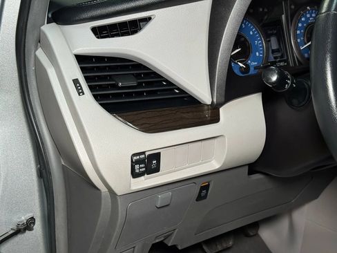 Used 2019 Toyota Sienna XLE image 34