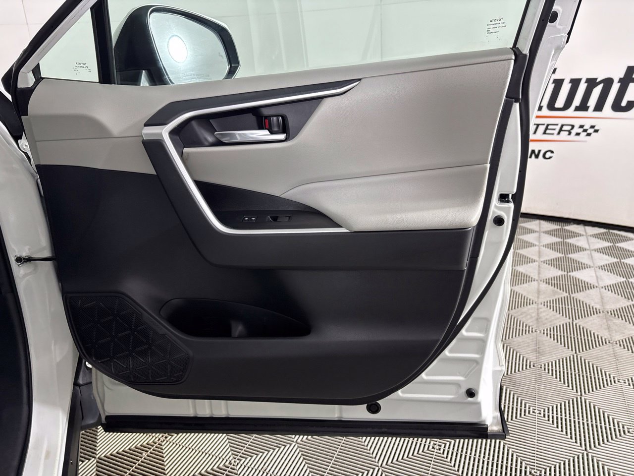 Used 2019 Toyota RAV4 XLE AWD/4WD image 29