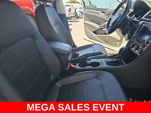 Used 2017 Volkswagen Passat 1.8T R-Line w/ R-Line Lighting Package FWD image 10