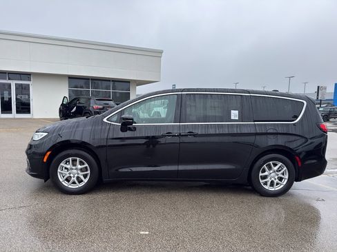 New 2026 Chrysler Pacifica Select image 6