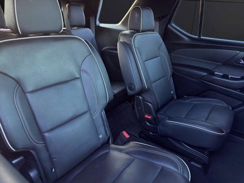 Used 2023 Chevrolet Traverse Premier image 21