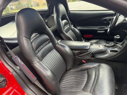 Used 2001 Chevrolet Corvette Coupe w/ Preferred Equipment Group1 RWD image 26