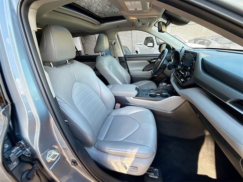 Used 2020 Toyota Highlander XLE image 33