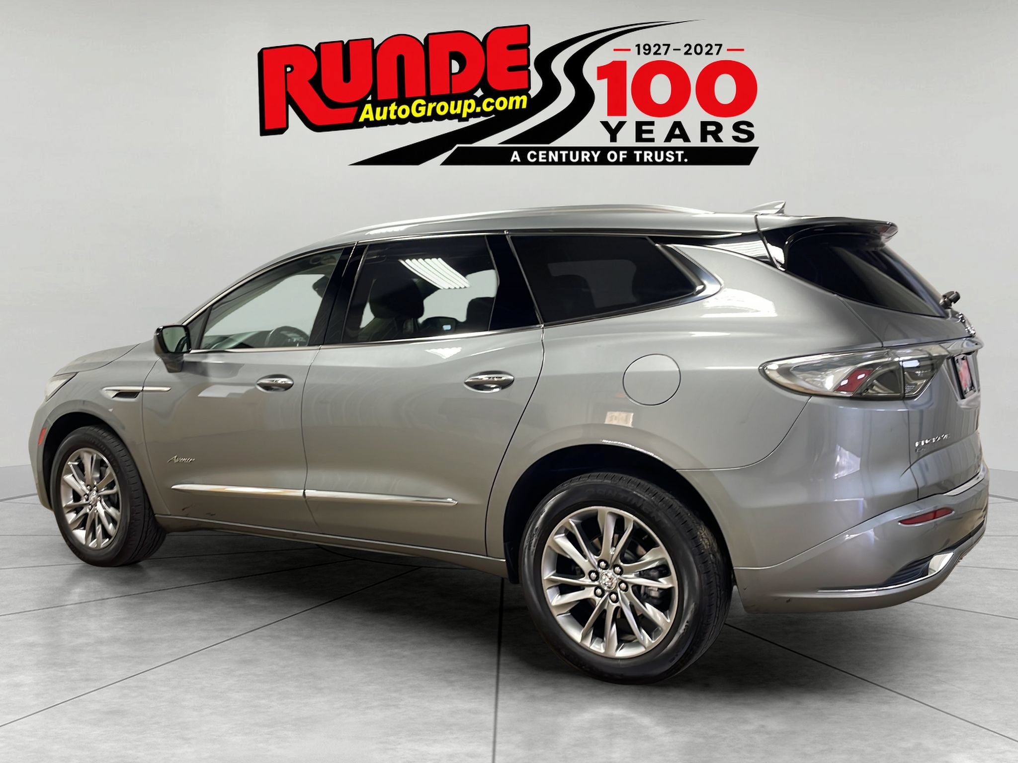 Used 2023 Buick Enclave Avenir w/ Avenir Technology Package AWD/4WD image 3