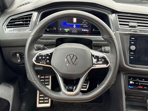Certified 2022 Volkswagen Tiguan SE R-Line image 10