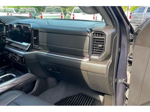 Used 2022 Chevrolet Silverado 1500 LTZ w/ LTZ Premium Package AWD/4WD image 18