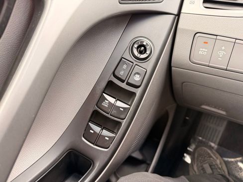 Used 2014 Hyundai Elantra SE image 18
