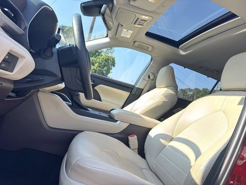 Used 2022 Toyota Highlander XLE FWD image 33