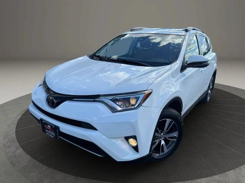 Used 2018 Toyota RAV4 XLE AWD/4WD image 2