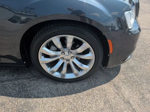 Used 2018 Chrysler 300 Limited RWD image 11
